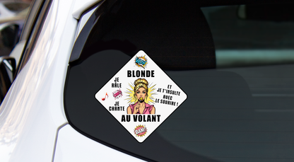 Sticker humour voiture – Blonde au volant – Autocollant Pop Art femme drôle