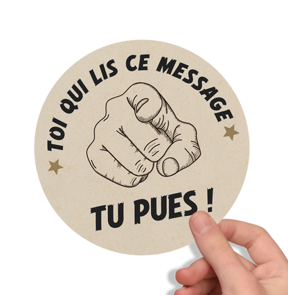 Sticker rond – “Toi qui lis ce message… TU PUES !”