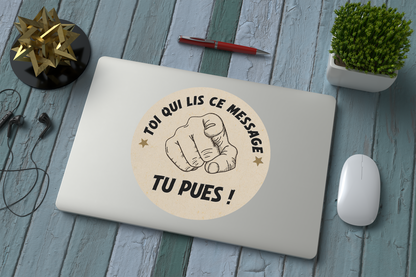 Sticker rond – “Toi qui lis ce message… TU PUES !”